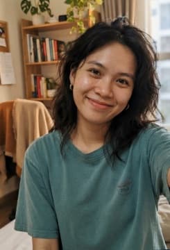 Ảnh selfie đời thường chụp trong phòng, ánh sáng tự nhiên